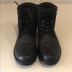 Men’s black boots size 9 US